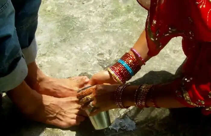 भारतीय संस्कृति में चरण स्पर्श की वर्जनाएं: जानें किन लोगों के पैर नहीं छूने चाहिए