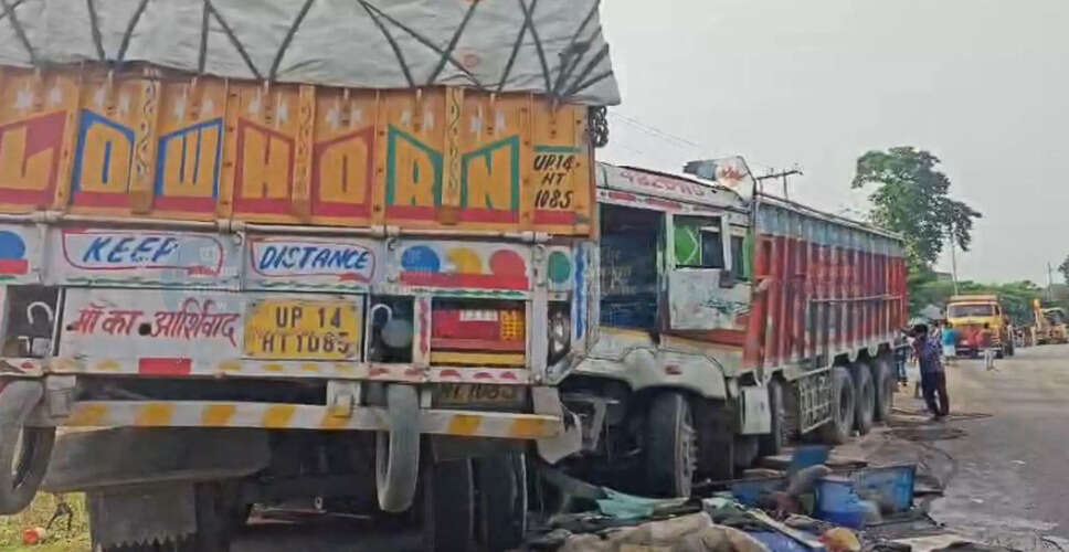 धुबरी में ट्रकों की टक्कर से एक की मौत, दो घायल