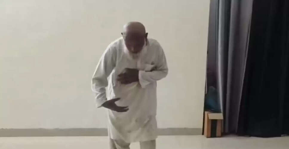 महिला ने बुजुर्ग पर किया हमला, वीडियो हुआ वायरल