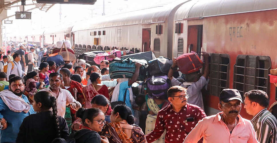 मथुरा रेलवे स्टेशन पर सैन्य वर्दी में सामान चोर गिरफ्तार