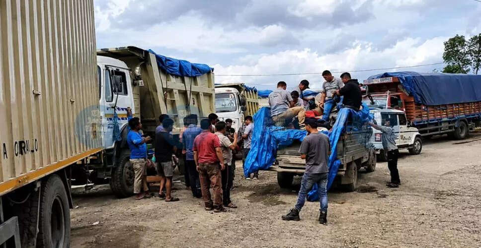 मणिपुर में खाद्य सामग्री की कमी, ट्रक फंसे