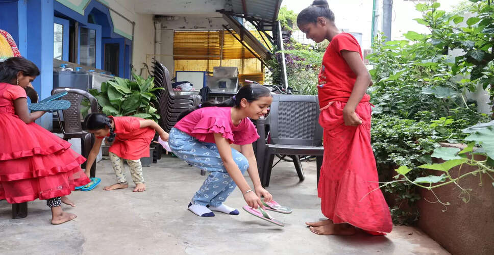 बच्चों के लिए जूते बांटने की पहल: 'काइंडसोल्स' की कहानी