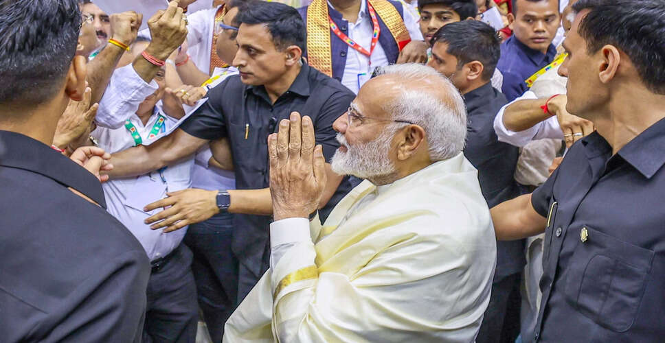 प्रधानमंत्री मोदी ने मुंबई-अहमदाबाद बुलेट ट्रेन परियोजना का किया निरीक्षण