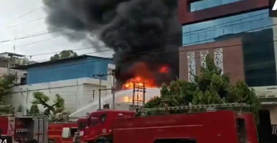 Noida में निजी कंपनी में भीषण आग, दमकल की गाड़ियाँ मौके पर पहुंची