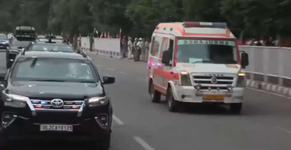 प्रधानमंत्री मोदी का काफिला भुवनेश्वर में एंबुलेंस को रास्ता देता है