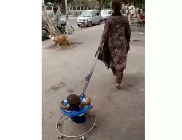 सोशल मीडिया पर वायरल हुईं ये मजेदार तस्वीरें, हंसी नहीं रोक पाएंगे आप