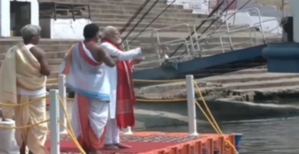 पीएम नरेंद्र मोदी ने नामांकन से पहले गंगा पूजन किया