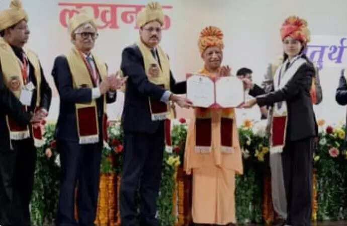 सीएम योगी का लोहिया विधि विश्वविद्यालय के दीक्षांत समारोह में प्रेरणादायक संबोधन