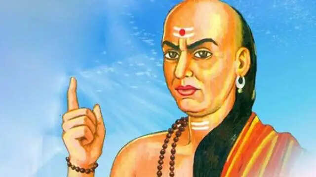 चाणक्य नीति: उन स्थानों से दूर रहने की सलाह जो आपके विकास में बाधा डालते हैं