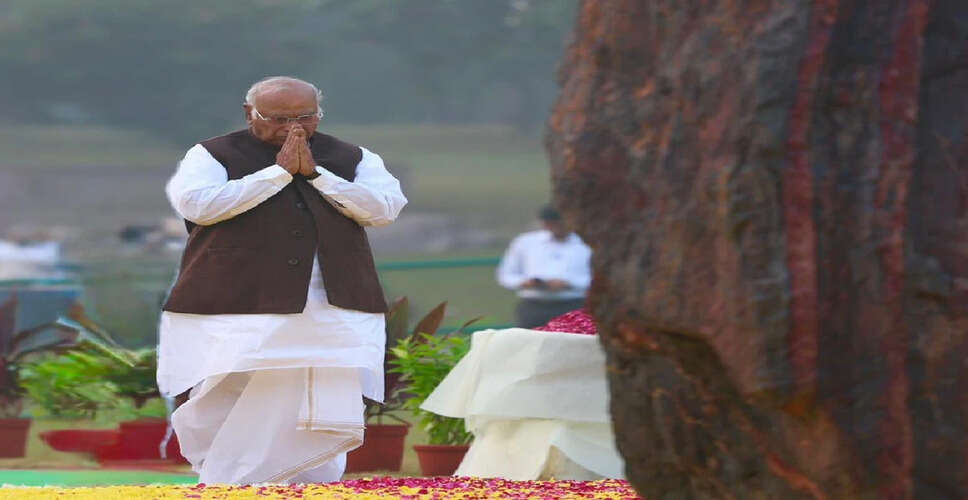 कांग्रेस अध्यक्ष ने इंदिरा गांधी की जयंती पर श्रद्धांजलि अर्पित की