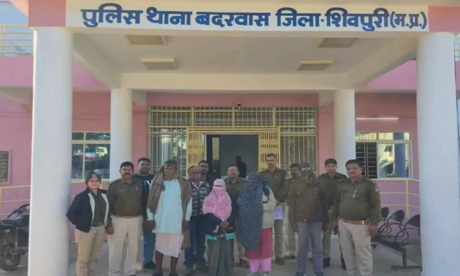 शिवपुरी में आदिवासी परिवारों का मतांतरण: सरकारी कर्मचारियों की गिरफ्तारी