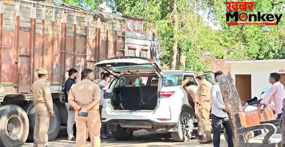 मिर्जापुर में पुलिस ने फॉर्च्यूनर से करोड़ों रुपये की नकदी बरामद की