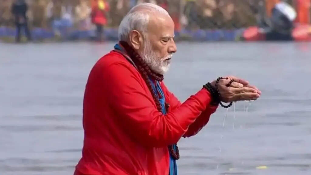 प्रधानमंत्री मोदी ने महाकुंभ में संगम में डुबकी लगाई