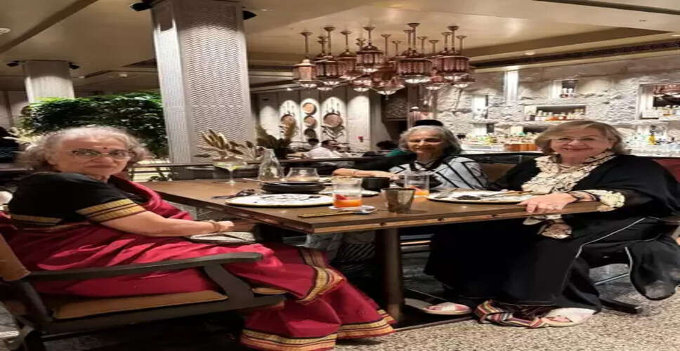 हिंदी सिनेमा की तीन 'गोल्डन गर्ल्स' ने साझा किए खास पल, खाने का उठाया लुत्फ