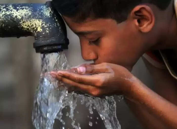 हाथ में न दें ये चीजें: ज्योतिष और वास्तु के अनुसार नुकसान से बचें