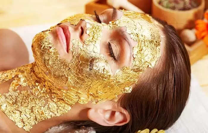 Gold Facial आपके चेहरे को बना सकता है बेहद सुन्दर , जानिये इसे घर पर करने का सही तरीका