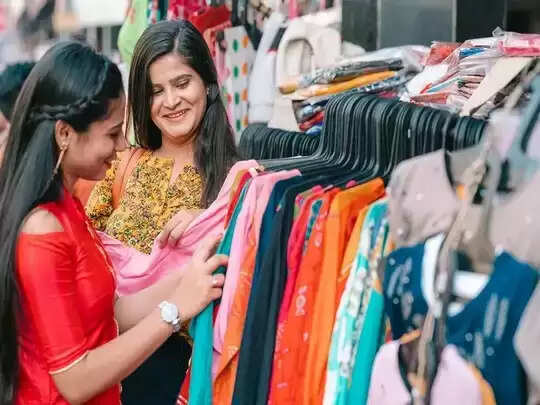 The Winter Market शादी का सीजन चल रहा है। इस सीजन में लोग शादी की खरीदारी के लिए भी गाँधी नगर समेत दिल्ली के अन्य मार्केट जाते हैं। आप कम दामों में गाँधी नगर मार्केट गर्म कपड़ें भी खरीद सकते हैं।