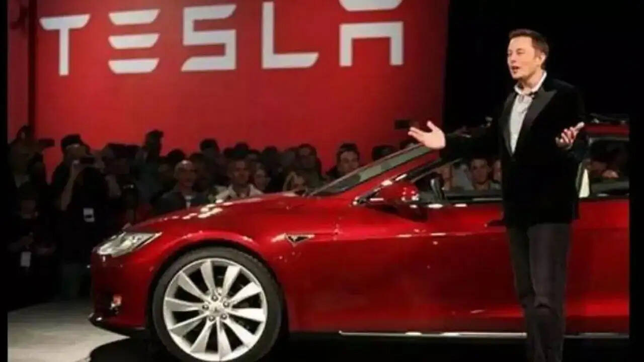दक्षिण कोरिया के राष्ट्रपति Yoon Suk-yeol (यून सुक-योल) ने 23 नवंबर को Tesla (टेस्ला) और SpaceX (स्पेसएक्स) के सीईओ Elon Musk (एलन मस्क) के साथ वीडियो कॉल पर बातचीत की और अपने देश में निवेश करने के लिए कहा।