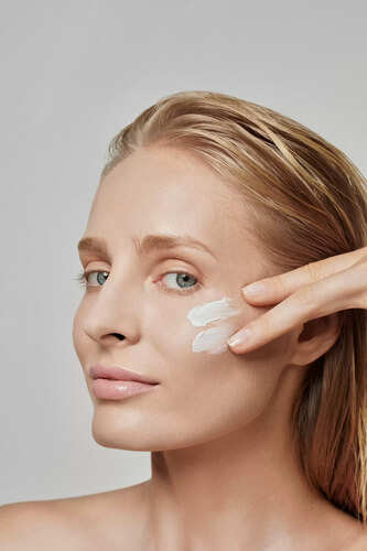 Summer MAkeup Tips : गर्मियों में इस तरह करें मेकअप, चेहरा दिखेगा बेहद खूबसूरत