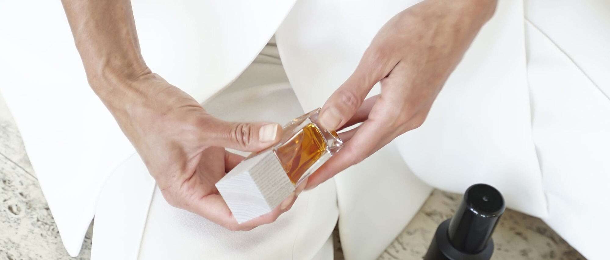 लंबे समय तक टिकी रहेगी परफ्यूम की खुशबू, अपनाएं ये आसान टिप्स&nbsp;