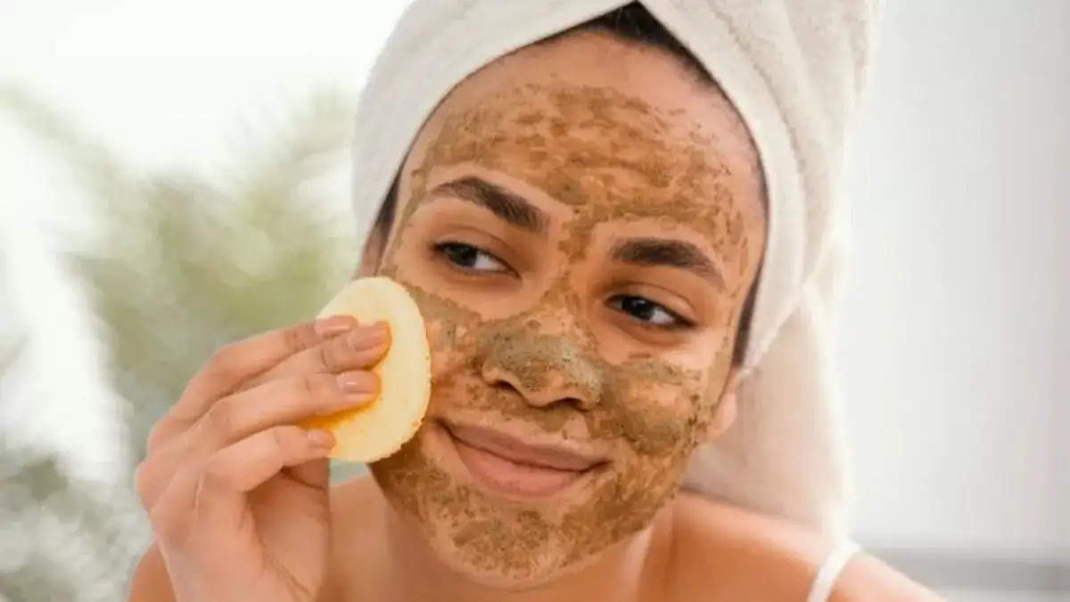 Potato Face Pack चेहरे की रंगत बढ़ाने के लिए आलू का इस्तेमाल कर सकते हैं। यह सेहत के साथ-साथ त्वचा के लिए भी फायदेमंद होता है। तो चलिए जानते हैं घर पर आलू से फेस पैक कैसे बनाएं।