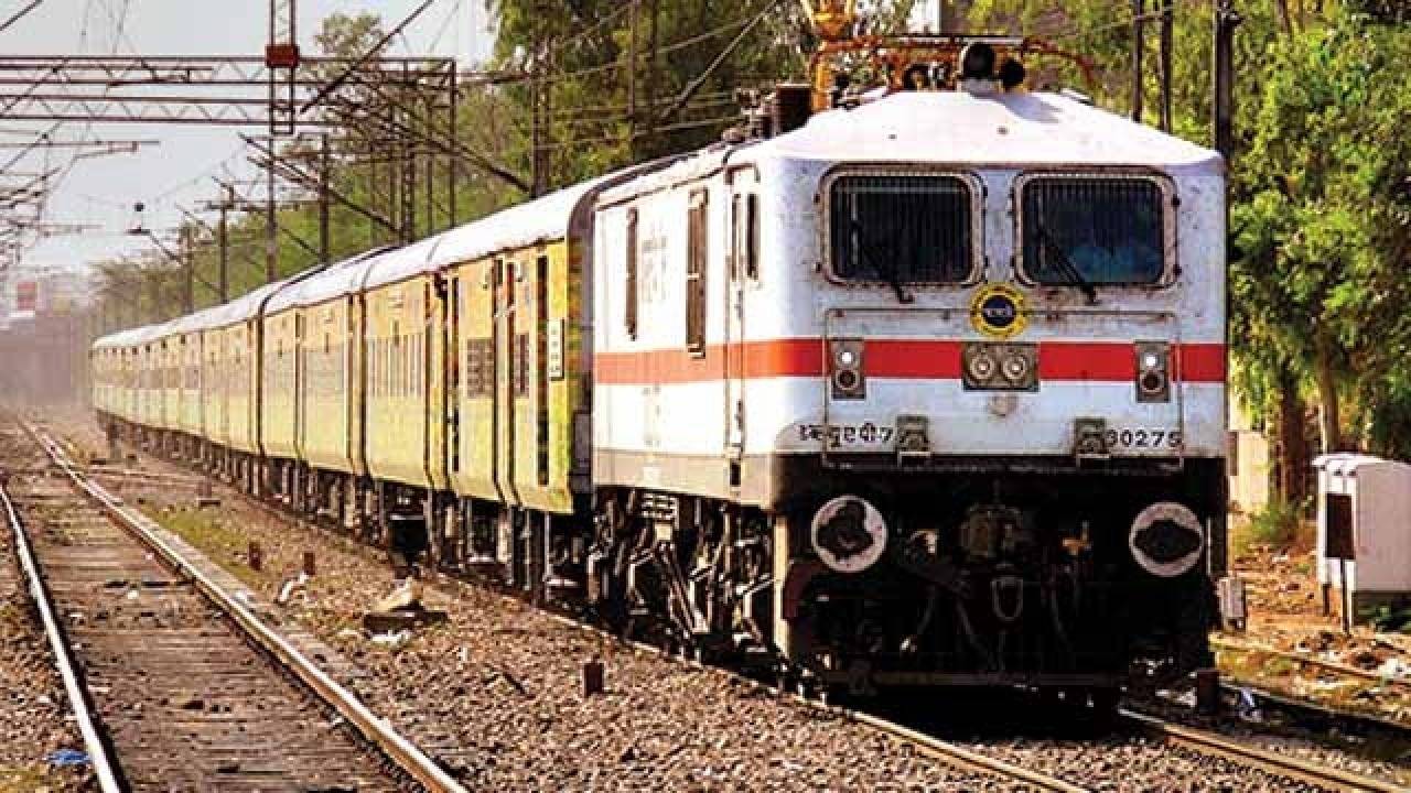 रेलवे का नया नियम: स्लीपर टिकट वाले यात्री भी एसी में यात्रा कर सकेंगे, जानिए कैसे