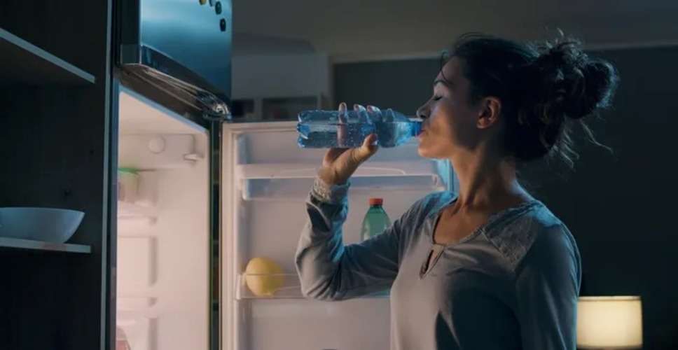 फ्रिज से तुरंत निकालकर पीते हैं पानी... कहीं ये तो मोटापे की वजह नहीं है?
