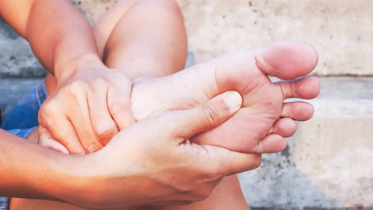 Home Remedies for Diabetic Foot Ulcer: डायबिटिक फुट अल्सर की समस्या में कुछ घरेलू उपायों को अपनाने से बहुत फायदा मिलता है, जानें इसके बारे में।